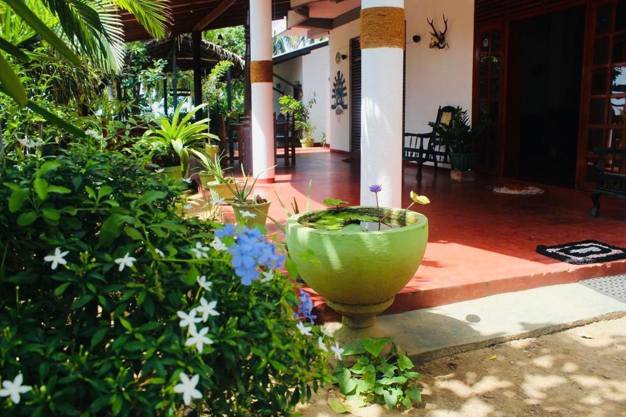 Sunrise Guest House & Restaurant Тангалла Экстерьер фото