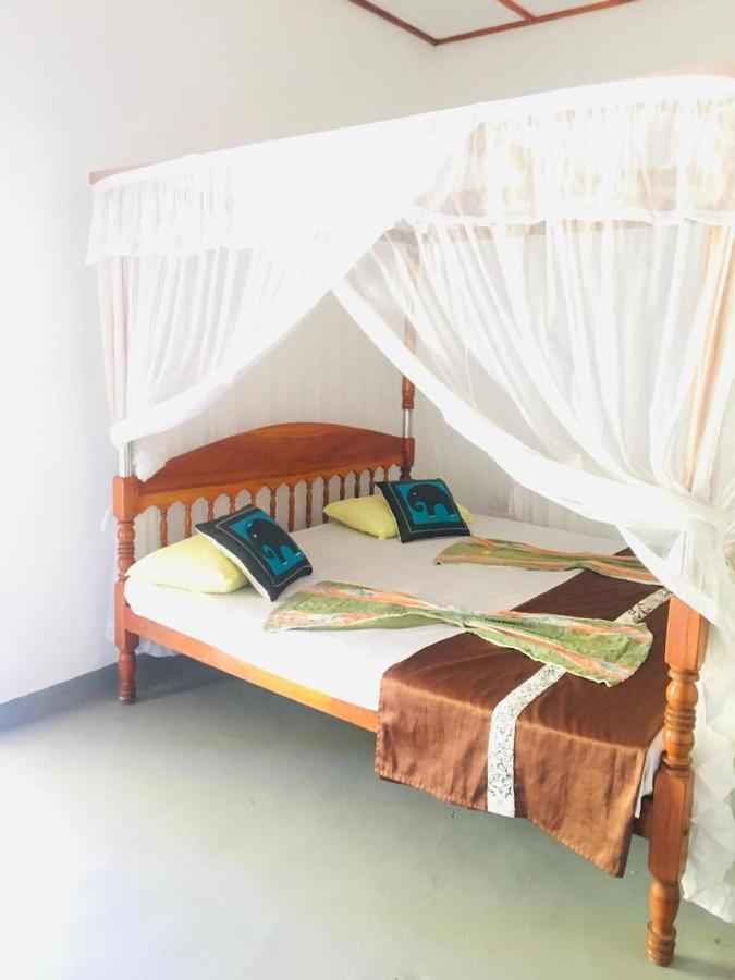 Sunrise Guest House & Restaurant Тангалла Экстерьер фото