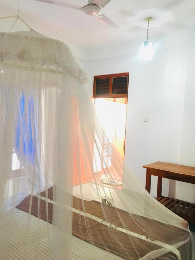 Sunrise Guest House & Restaurant Тангалла Экстерьер фото