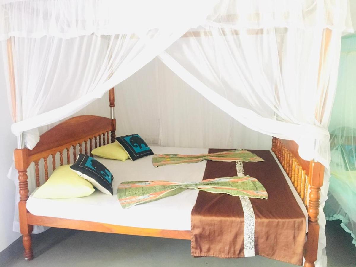 Sunrise Guest House & Restaurant Тангалла Экстерьер фото