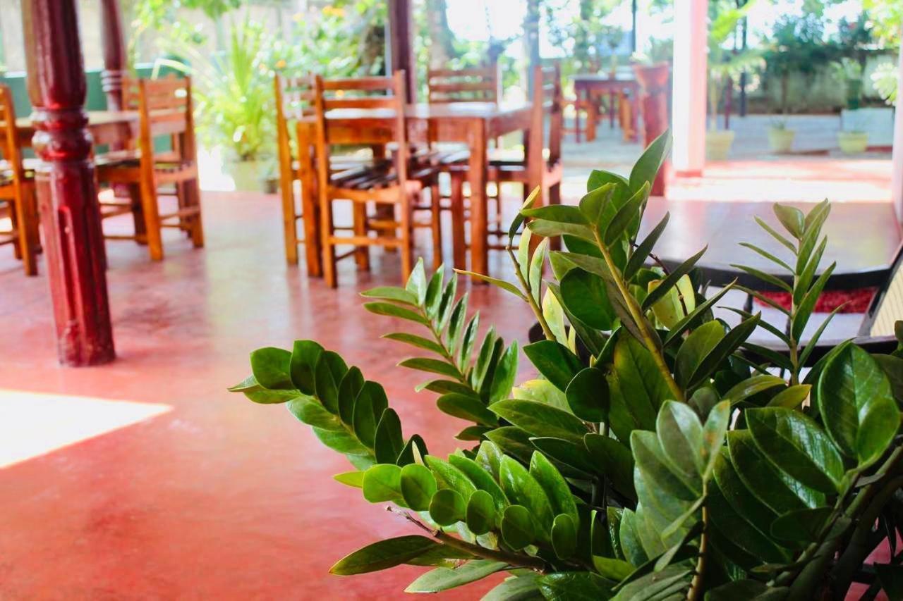 Sunrise Guest House & Restaurant Тангалла Экстерьер фото