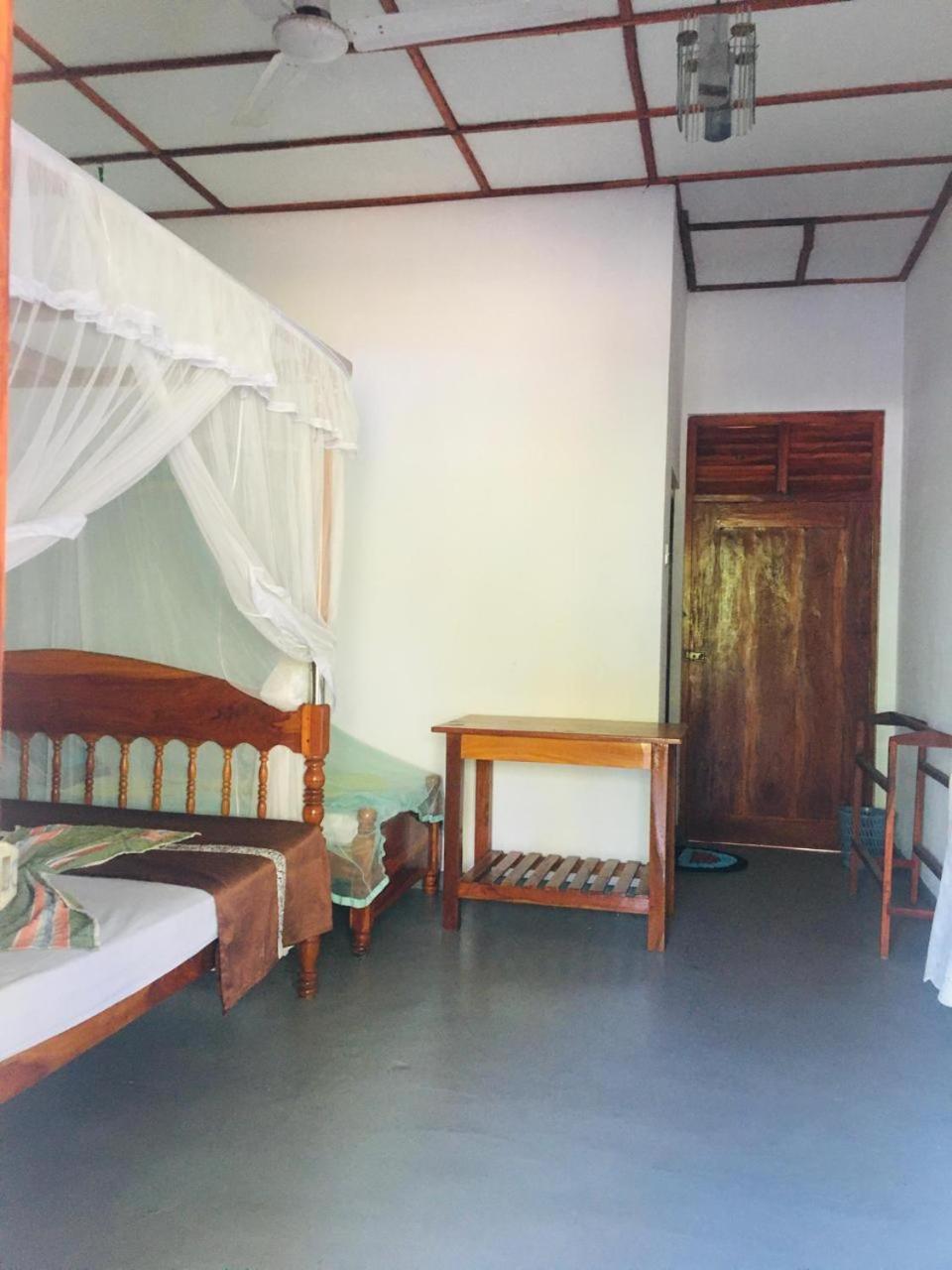 Sunrise Guest House & Restaurant Тангалла Экстерьер фото