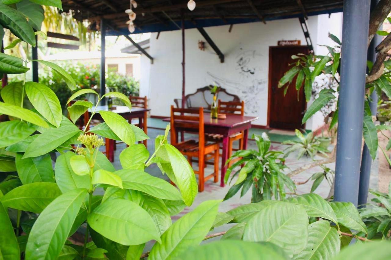 Sunrise Guest House & Restaurant Тангалла Экстерьер фото